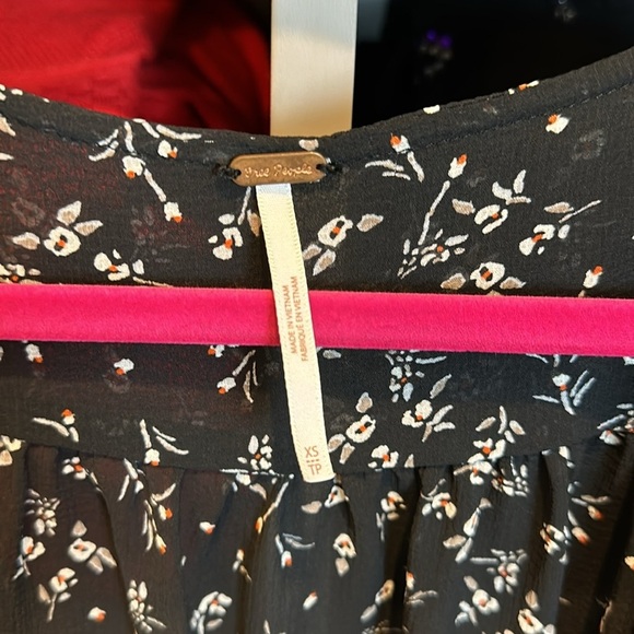 Free People black with flower print square neck long sleeve cropped top size XS - Picture 2 of 3